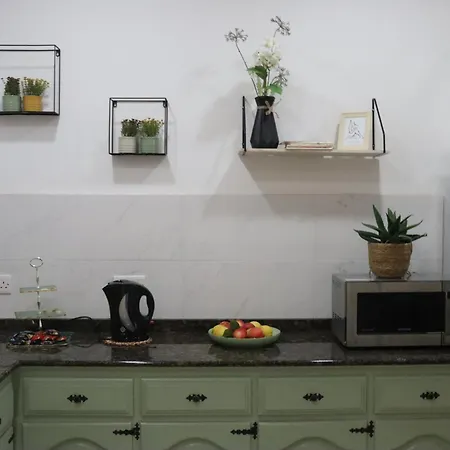 Cozy Mins Away From Airport Apartmán *