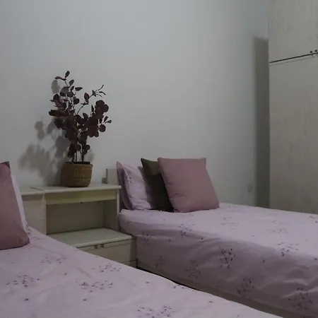 Cozy Mins Away From Airport 公寓